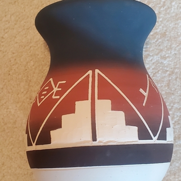 Vintage High (hyh) Elk Soiux handmade southwest vase. Pottrey. Signed - Picture 3 of 8